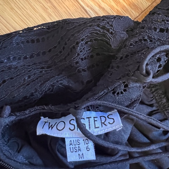 Two Sisters Lace Dress - Picture 3 of 3